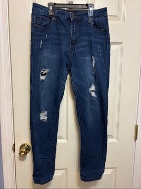 Women’s Distressed Skinny Jean